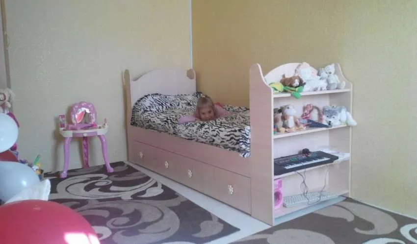детская кровать с ящиками и полкой