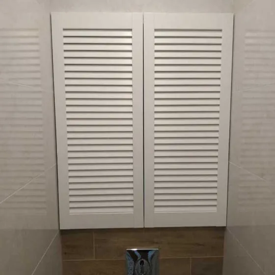 Сантехнические жалюзи в туалет в классическом стиле