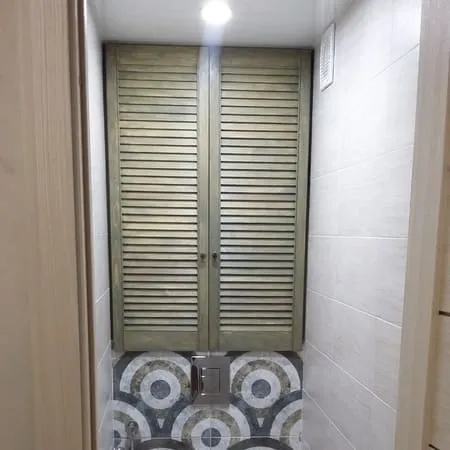 Жалюзийные дверцы в туалете за унитазом