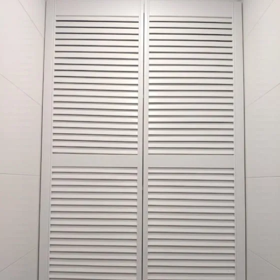 Жалюзийные двери в шкафу в туалете