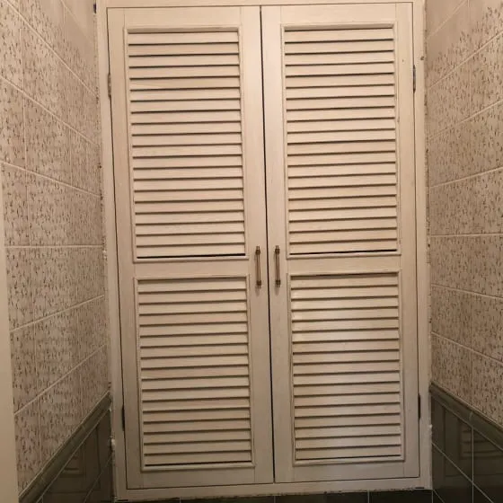 Жалюзийные двери в туалете за унитазом