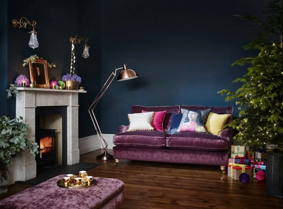 Комната с фиолетовым диваном