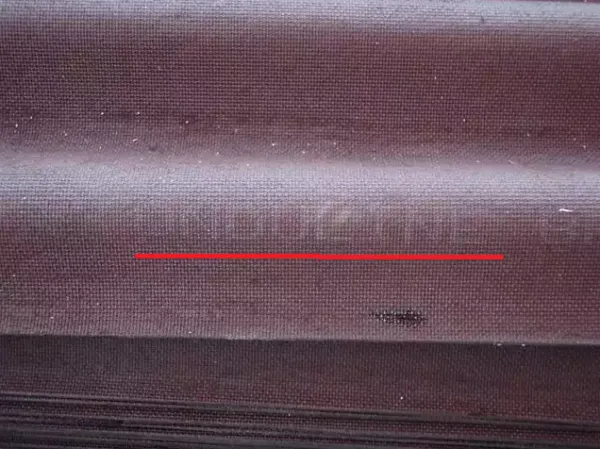 Оригинальный лист ондулина имеет компьютерную пропечатку на крайней волне листа ондулина с указанием кода завода
