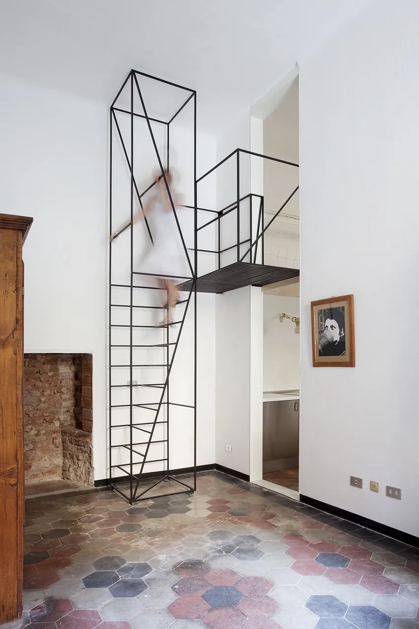 Металлическая лестница в минималистичном стиле
