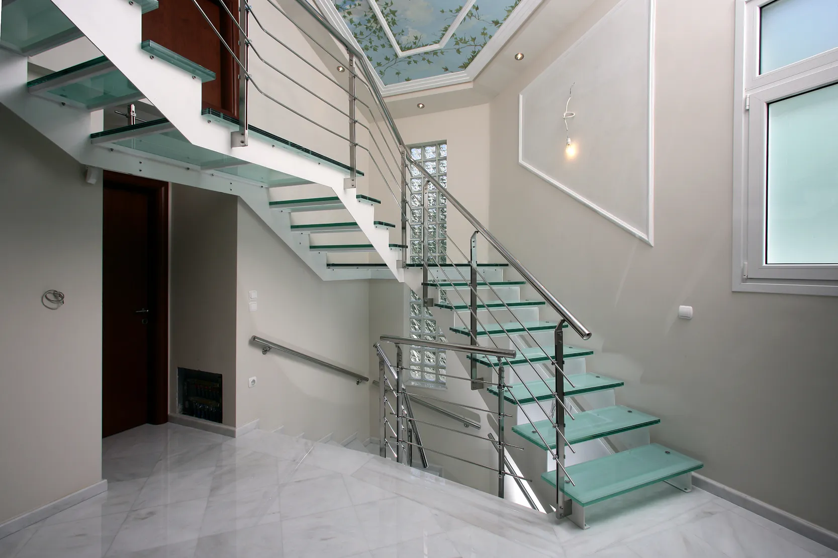 Лестница на металлическом каркасе со стеклянными ступенями