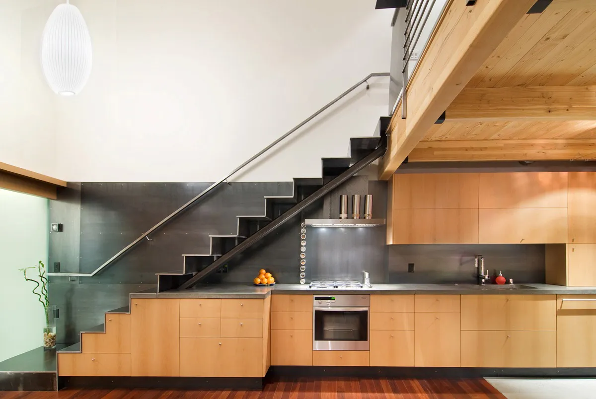Лестница из металла в современном дизайне