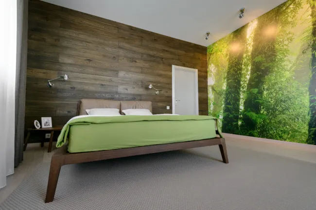 Эко спальня с красивым коричневым ламинатом на стене