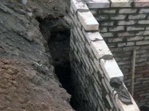 Промежуток между землей и стеной для глины