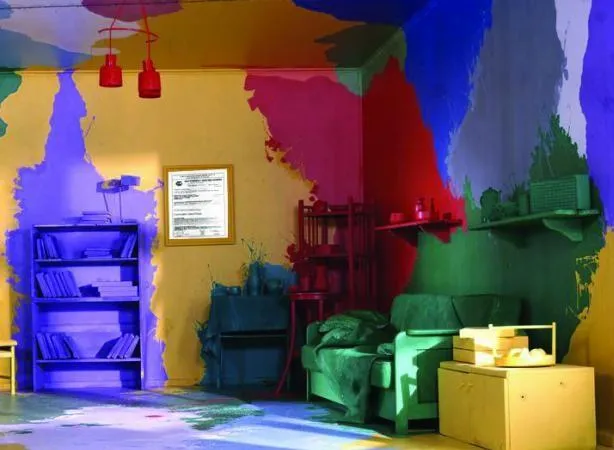 Разноцветный окрас стен
