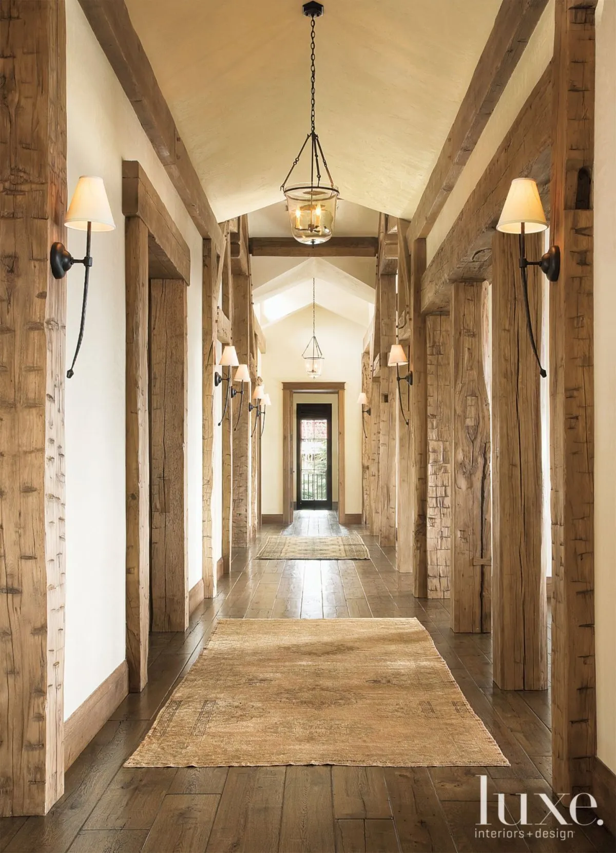 Длинный коридор в деревянном доме
