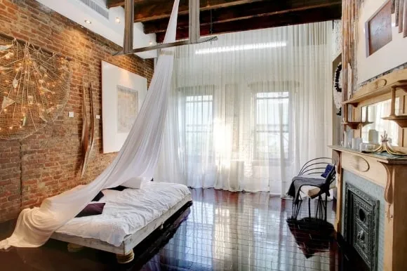 Спальня в стиле лофт с красивыми шторами
