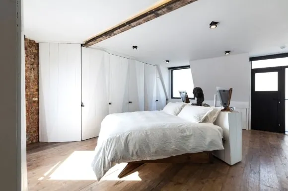 Спальня в стиле лофт с красивым потолком