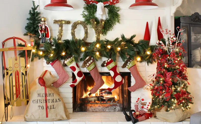 Привычный декор Рождества и Нового Года состоит из классической атрибутики и материалов красной, зелёной, белой или золотой расцветки