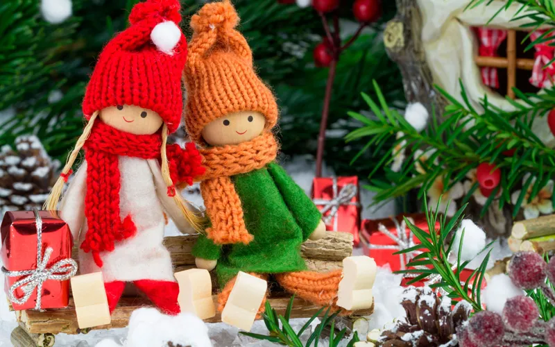 Текстильные куколки и другие игрушки добавляют праздничному оформлению некое очарование детских грёз