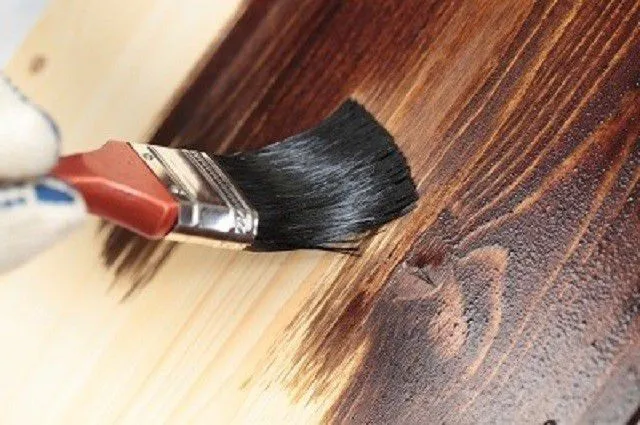 Качественная краска должна легко расходиться по поверхности древесины, обладая при этом высокой укрывистостью