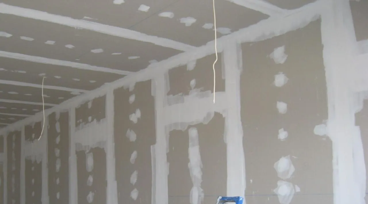 пример применения гипсокартона для выравнивания стен в отделке дома