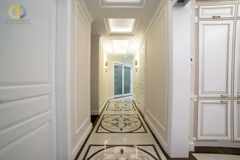 Дизайн коридора в неоклассическом стиле