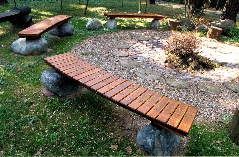 Скамейка из дерева и камня – отличное решение для участка к эко-стиле