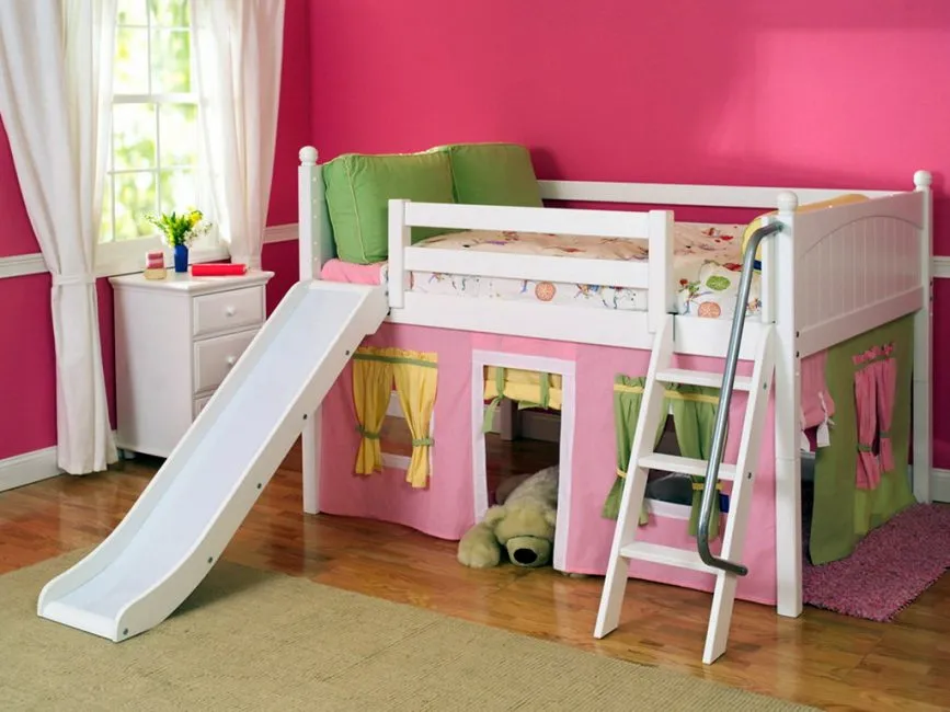Оборудован домик для малышей внизу кровати