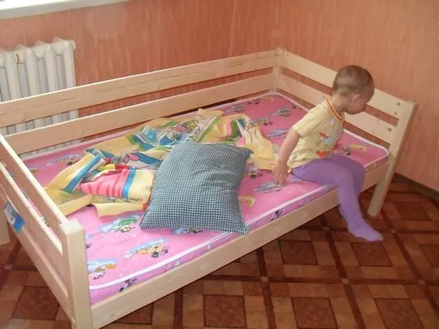 Детская большая кроватка для светлой комнаты 