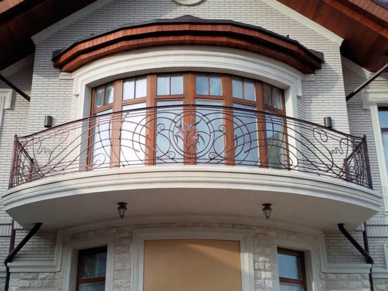Ограждение балкона из металла в частном доме