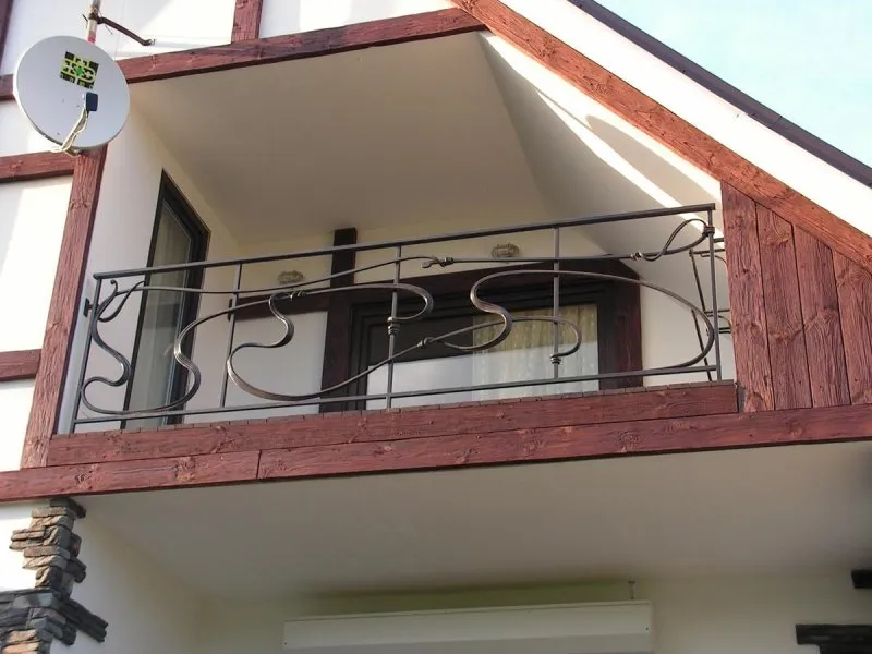 Серой краской покрасить балконные перила фото