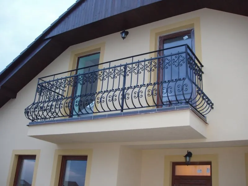 Кованый балкон с лестницей на даче своими