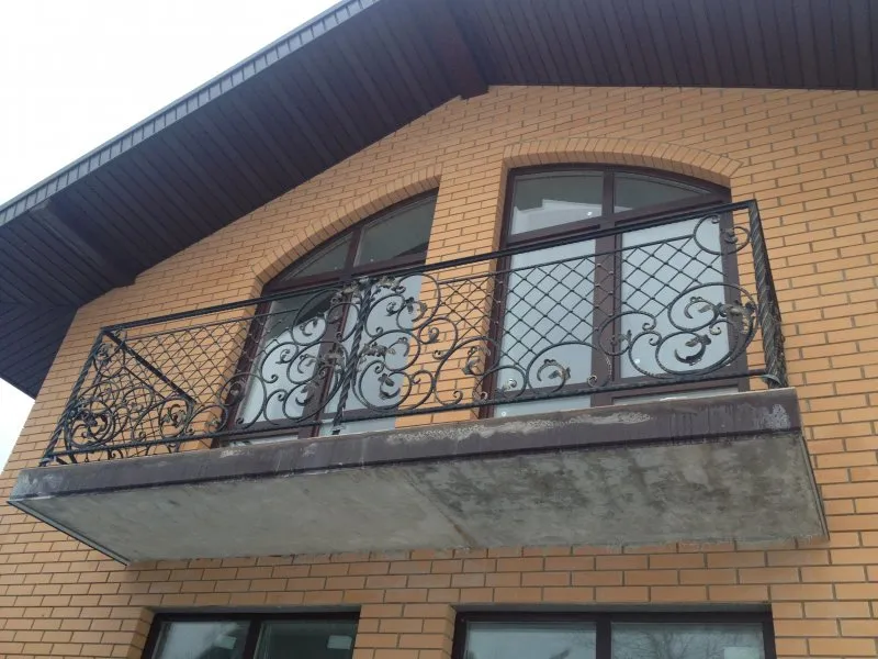 Металлический балкон в частном доме