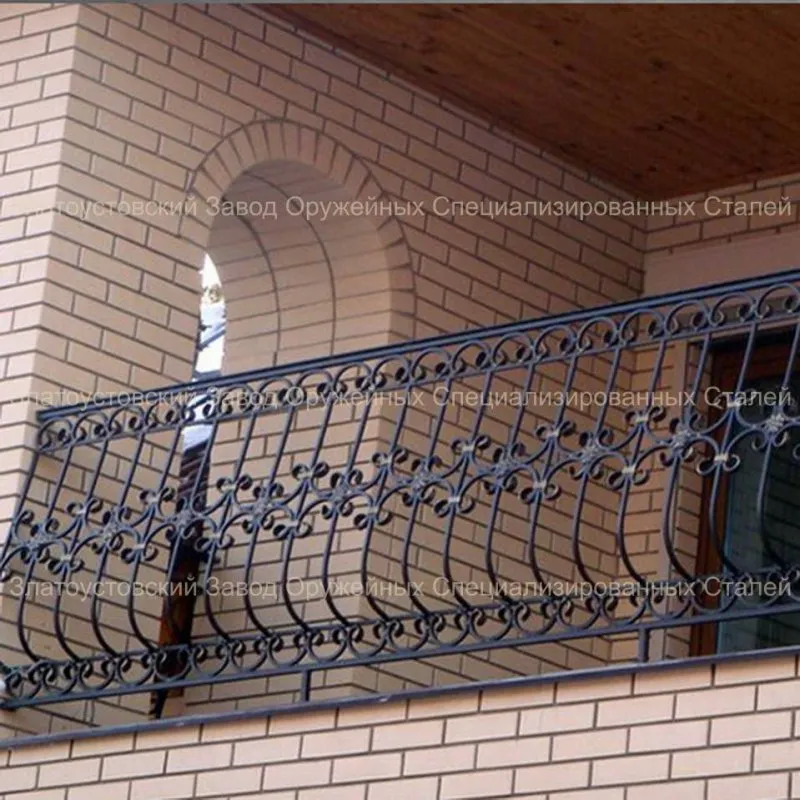 Крыльцо с кованым балкончиком