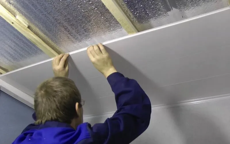 Подгонка пластиковых панелей при монтаже бесшовного потолка