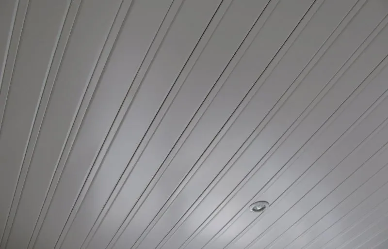 Белая поверхность реечного потолка в ванной комнате