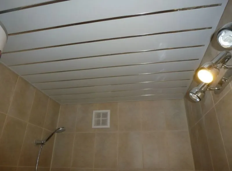 Потолок в ванной комнате из пластиковой вагонки
