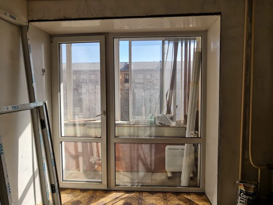 Панорамное окно с дверью на балкон