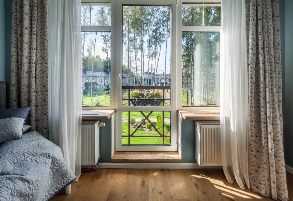 Окно в скандинавском стиле с деревянным подоконником