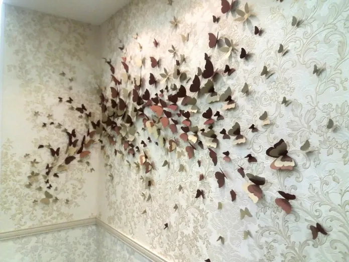 бабочки на примыкающих стенах