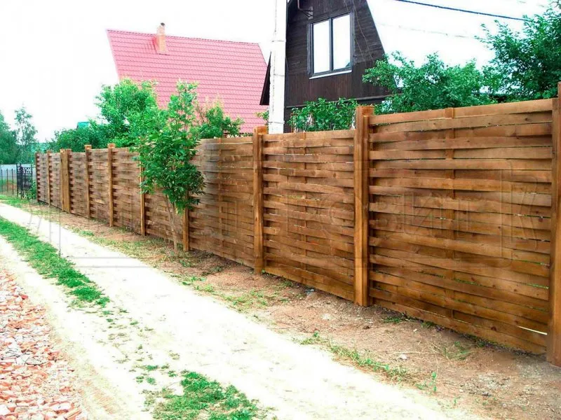 Плетеный деревянный забор