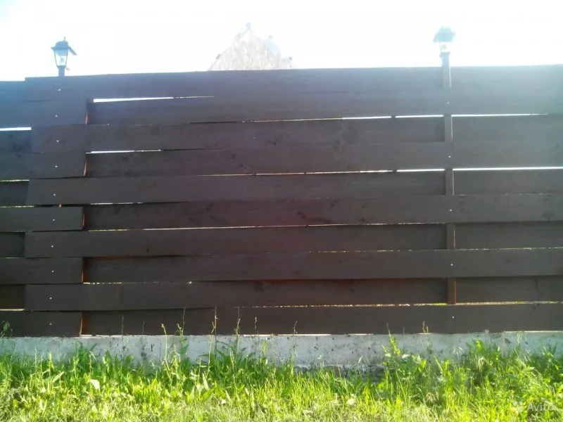 Забор плетёный из досок столбы из кирпича