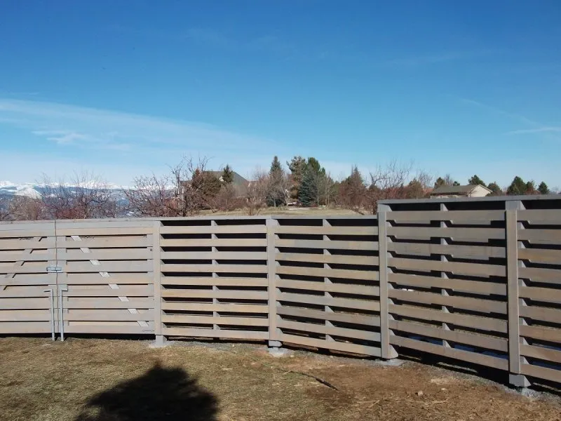 Забор деревянный горизонтальный белый