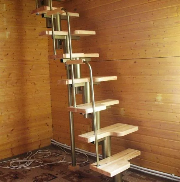Лестница Гусиный шаг прекрасно впишется в интерьер небольшого помещения 