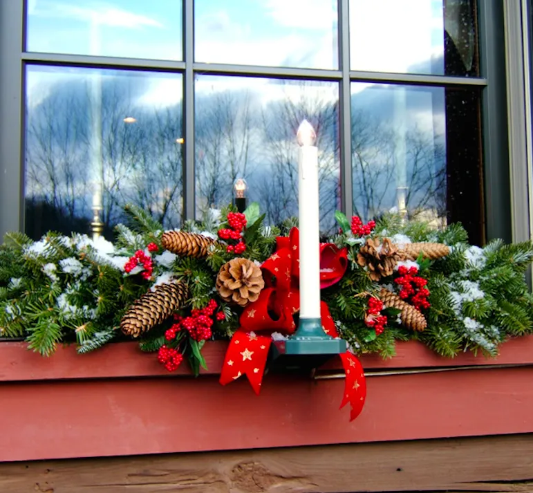 Идеи оформления окна с помощью трафаретов на новый год, пример 4