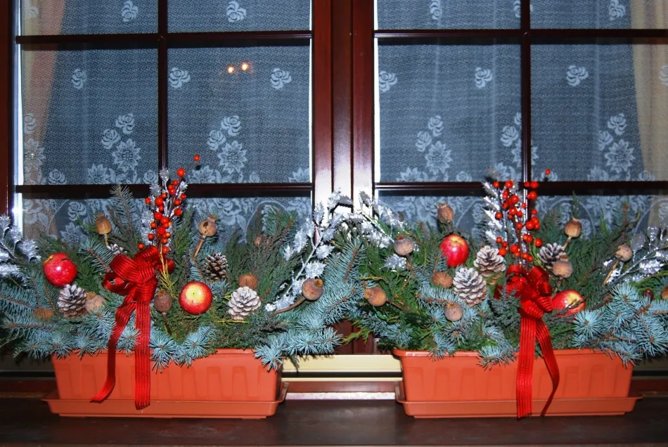 Идеи оформления окна с помощью трафаретов на новый год, пример 2