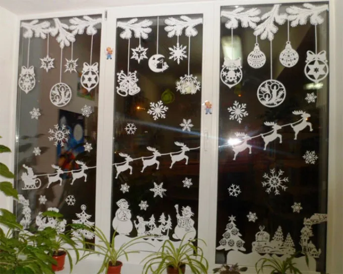 Идеи оформления окна с помощью трафаретов на новый год, пример 8