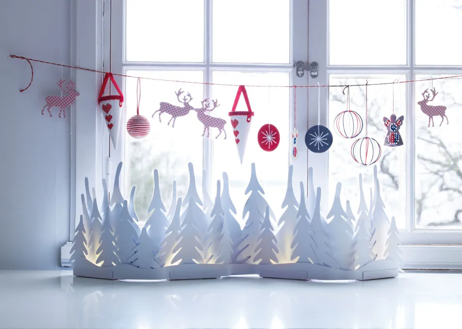 Идеи оформления окна с помощью трафаретов на новый год, пример 10