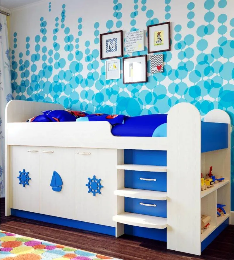 Дополнительным декором кровати могут служить украшения водной тематики. Обязательно необходимо предусмотреть удобное расположение полочек и ящичков для хранения игрушек и предметов одежды