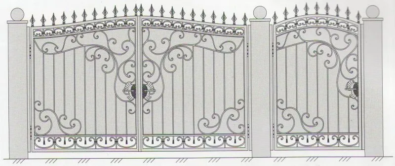 Деревянный забор с кованными деталями