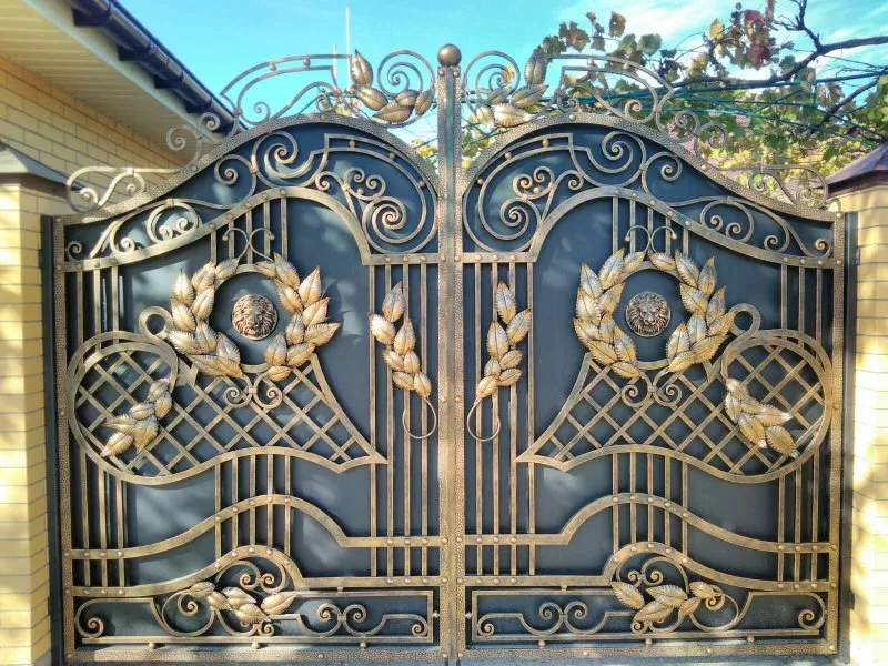 Ворота с элементами ковки