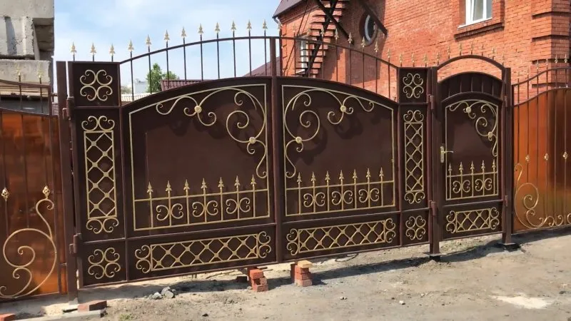Красивые ворота из листового металла