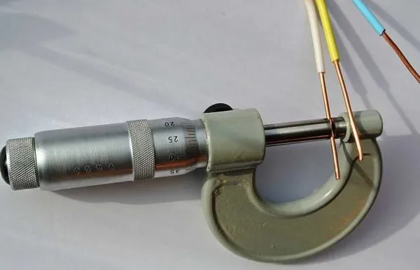 Измерения диаметра провода микрометром более точные, чем механическим штангенциркулем