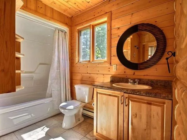 стены в ванной комнате в деревянном доме