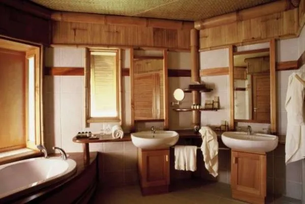 две раковины в ванной комнате в деревянном доме